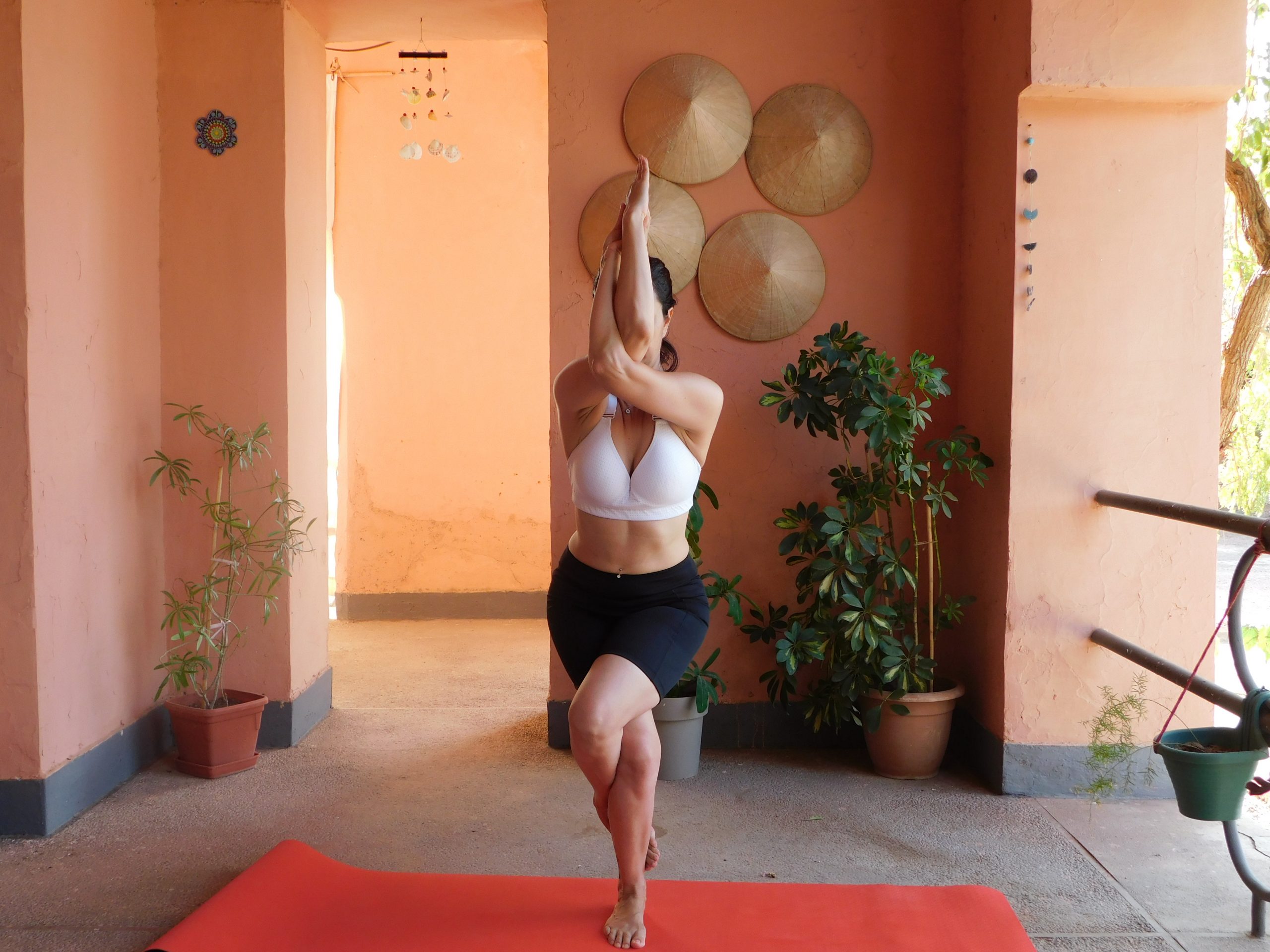 Cours de yoga �  Marrakech Posture de l'aigle - Garudasana